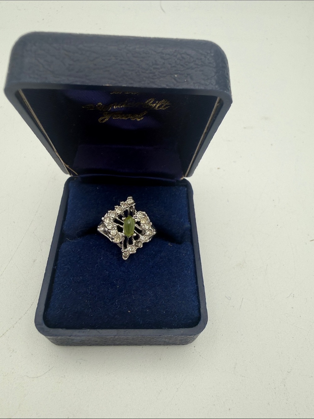 VTG Uncas Jewelry CO cocktail ring green gemstone silvertone w/ crystal sz 7